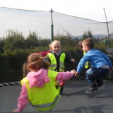 dzieci-na-trampoline