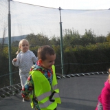 dzieci-na-trampoline
