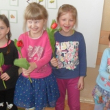 dziewczynki-z-tulipanami
