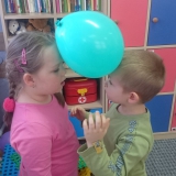 dzieci-tacz-z-balonami