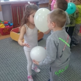 dzieci-tacz-z-balonami