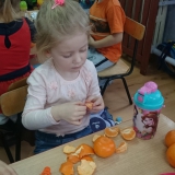 dzieci-jedz-pomaraczowe-owoce-i-warzywa