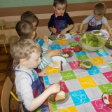 dzieci-samodzielnie-przygotowuj-kanapki