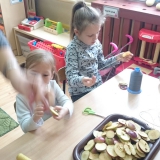dzieci-robi-chipsy-jabkowe