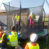 dzieci-na-trampolinie
