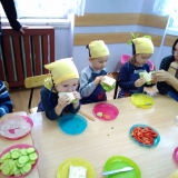 dzieci-przygotowuj-kanapki