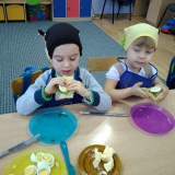 dzieci-jedz-kanapki