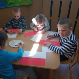 dzieci-przygotowuj-flagi